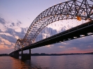 Hernando-de-Soto-Brücke in Memphis in der Dämmerung, Blick von der Tennessee-Seite aus